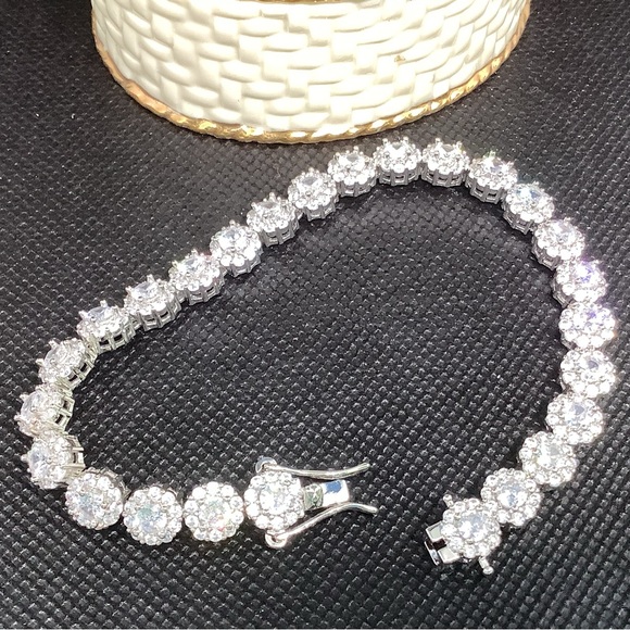 Gorgeous Cubic Zirconia 8” Tennis Bracelet, NWOT - Picture 5 of 6